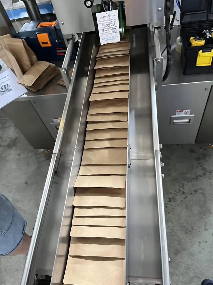 Stroj Dojpack pro kusové suroviny